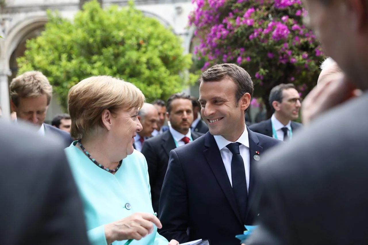 "Europa nie jest supermarketem. Europa ulega osłabieniu, gdy godzi się na odrzucanie jej zasad. Kraje Europy, które nie przestrzegają jej reguł, muszą wyciągnąć z tego wszystkie konsekwencje polityczne" - Prezydent Francji Emmanuel Macron.