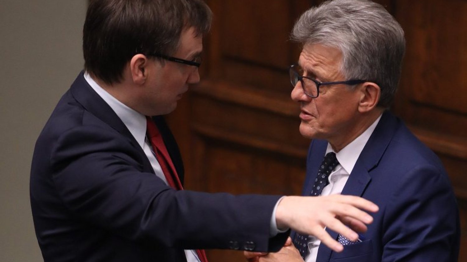 Zbigniew Ziobro, minister sprawiedliwości ( z lewej) domaga się od prokuratorów zdecydowanych kroków wobec sędziny ze Szczecina. Minister ma poparcie posłów PiS w sprawie reformy sądownictwa.