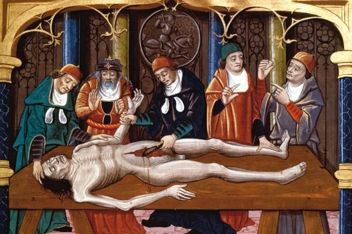 Średniowieczni lekarze przy pracy. Grafika z epoki.