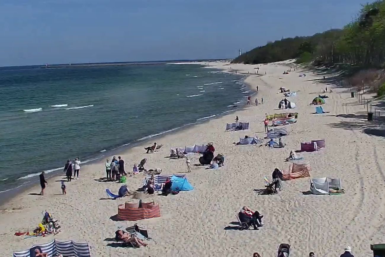 Tłumy na plaży w Kołobrzegu podczas majówki. Władzę nad Bałtykiem przejmują parawaniarze