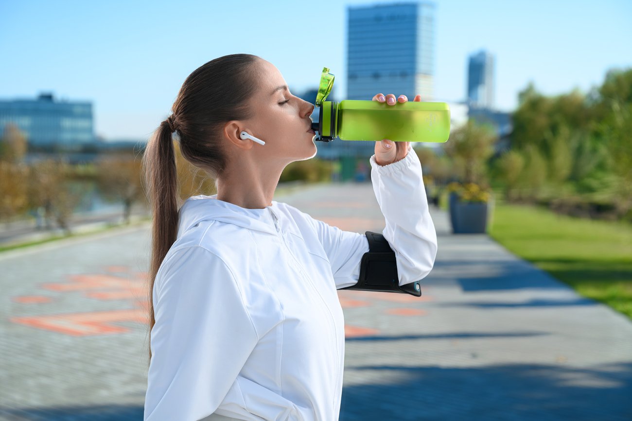 Minimalistyczna kuchnia – jak zapanować nad przestrzenią i cieszyć się czystą wodą prosto z kranu?