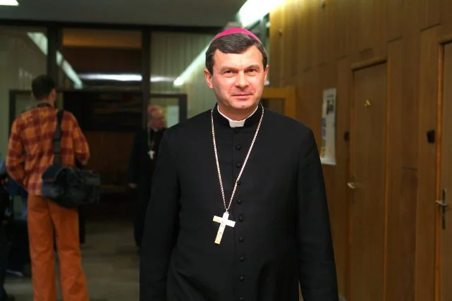Biskup Tadeusz Bronakowski wkroczył na wojenną ścieżkę z pijącymi politykami.