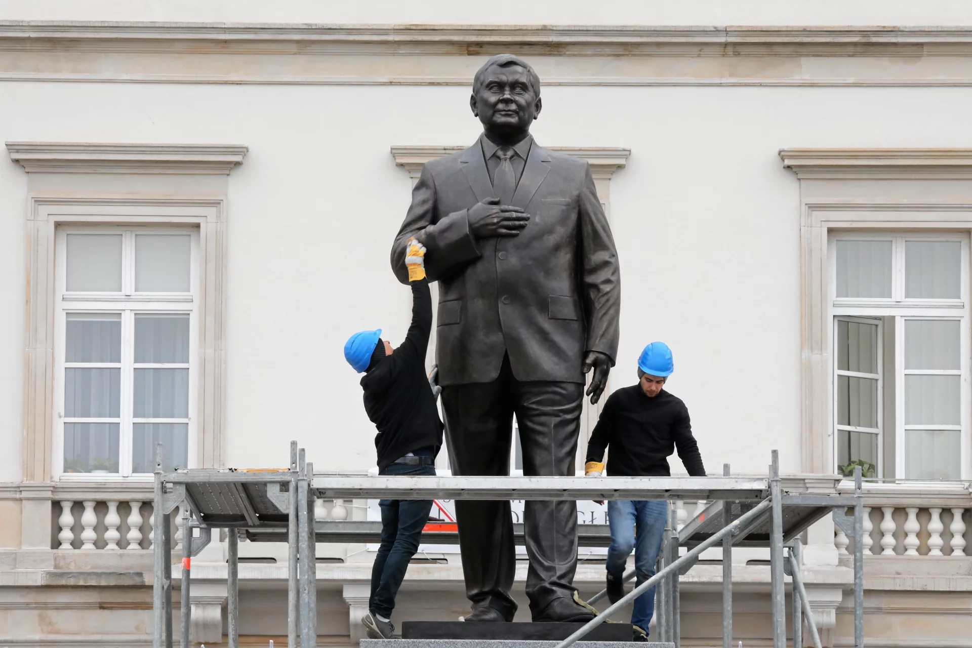 Autorzy pomnika Lecha Kaczyńskiego złamali nie tylko zasady politycznego dresscode'u.