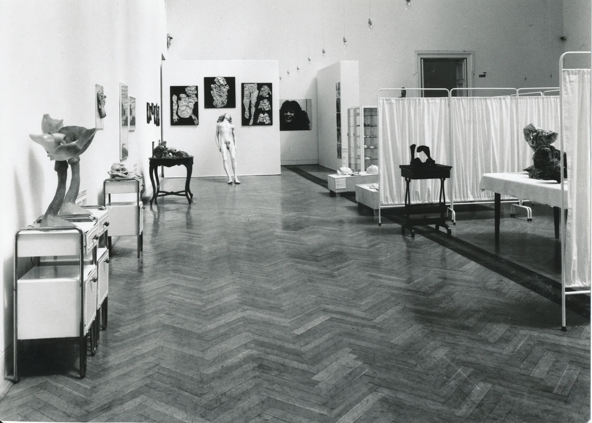 Widok wystawy Aliny Szapocznikow w Zachęcie, 1999