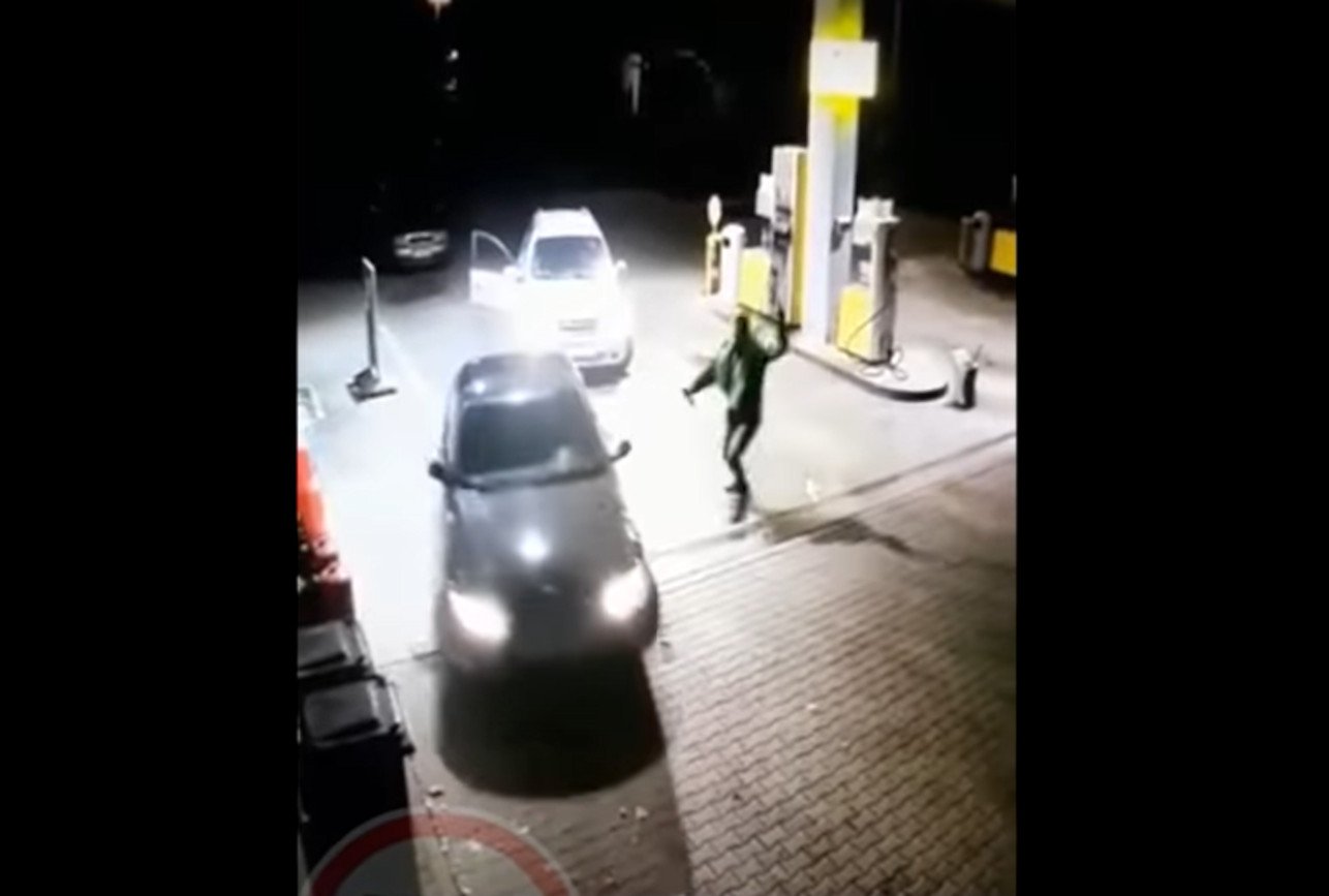 Zaatakował kierowcę BMW maczetą. Dramat na stacji benzynowej w Żabnie.