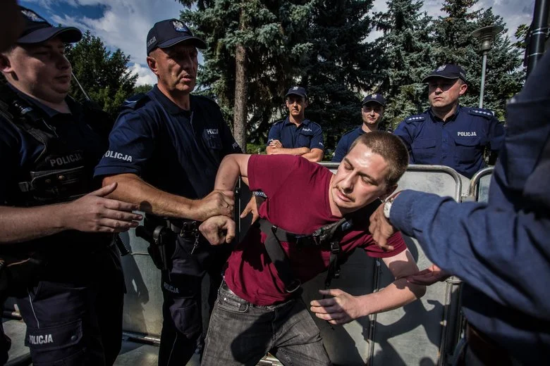 Zanim pójdzie się protestować, warto zapoznać się z zasadami, jakich warto przestrzegać, gdy idzie się na zwarcie z władzą.
