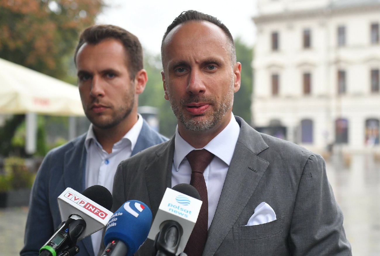 Policja zaatakowała piłkarzy Legii Warszawa. Janusz Kowalski reaguje.