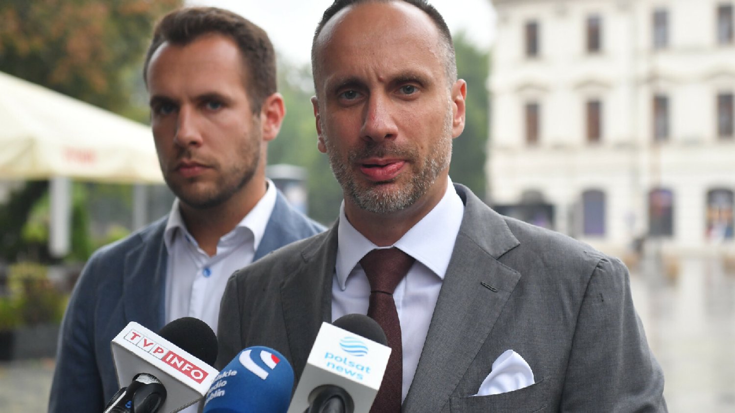 Policja zaatakowała piłkarzy Legii Warszawa. Janusz Kowalski reaguje.