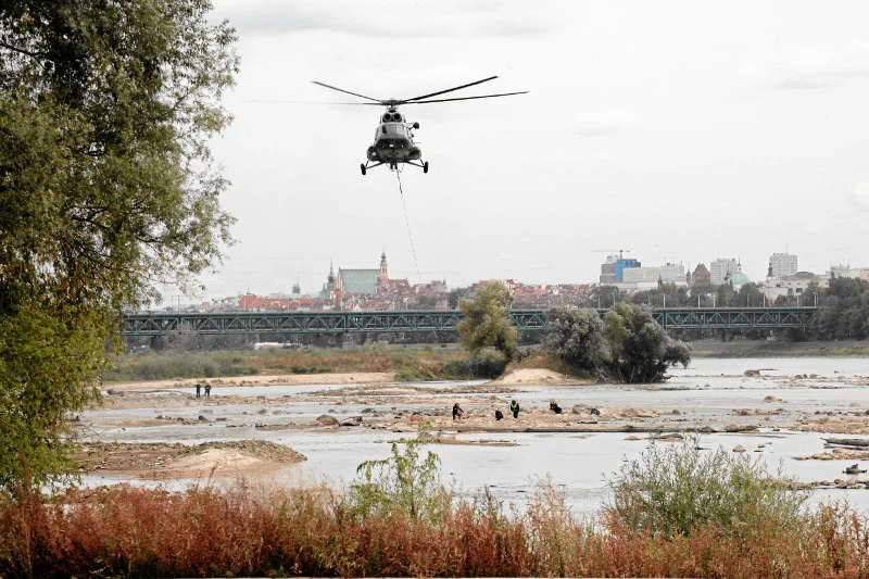 Zdjęcie z 2012 r., gdy z udziałem policji prowadzono akcję wydobywania z Wisły artefaktów z czasów potopu szwedzkiego, które odkryto dzięki wyjątkowo niskiemu poziomowi rzeki.