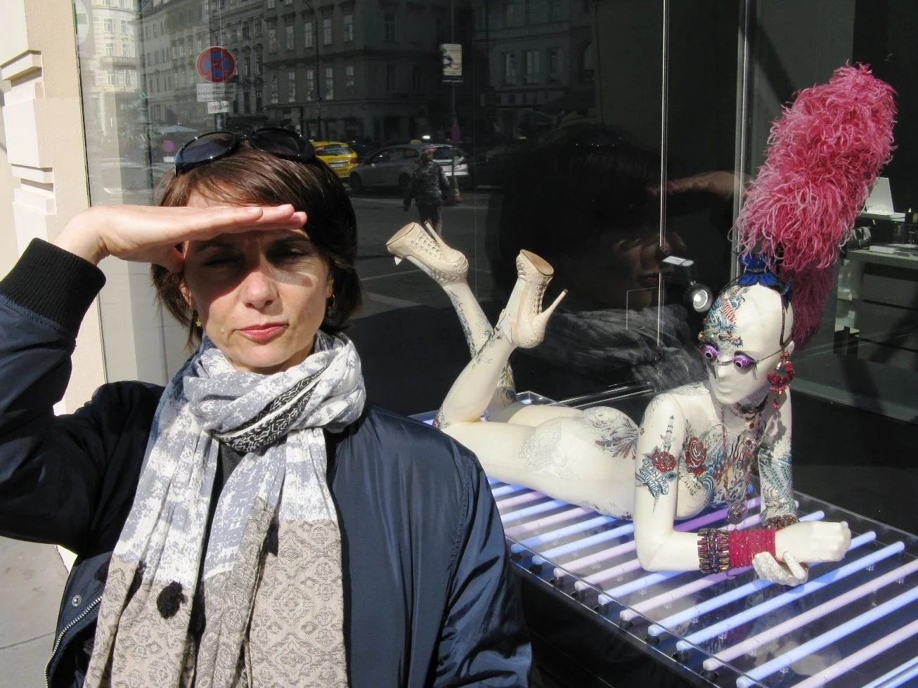 Guzowska to kosmopolitka. Mieszka w Wiedniu, publikuje w Polsce. Jej dzieci mówią biegle po polsku, węgiersku i niemiecku.