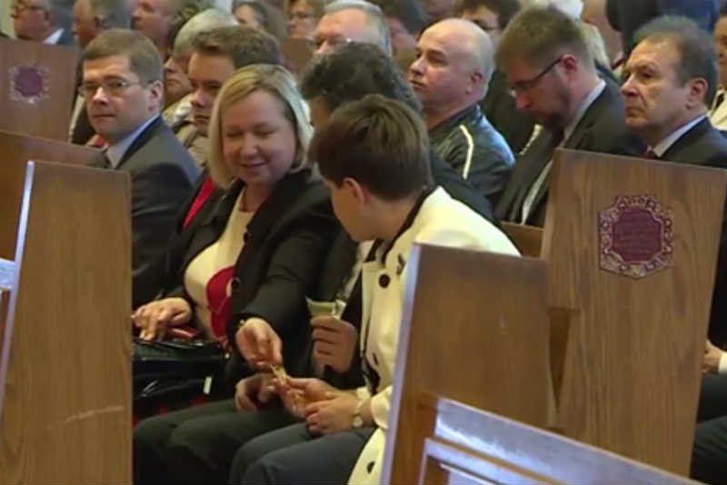 Urszula Gacek, konsul z Nowego Jorku, została odwołana. Na zdjęciu: konsul Gacek pożycza Beacie Szydło pieniądze na tacę.