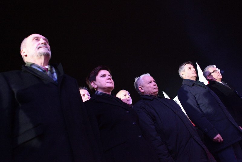 Spiskowa teoria zamachu pod Smoleńskiem prędzej czy później stanie się dla PiS obciążeniem