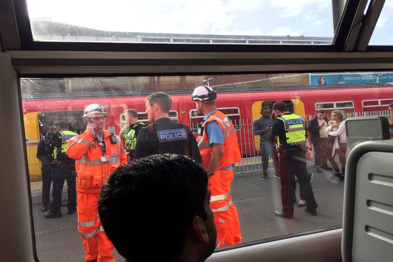Panika w londyńskim pociągu wybuchła po tym, jak jeden z pasażerów czytał na głos...Biblię.