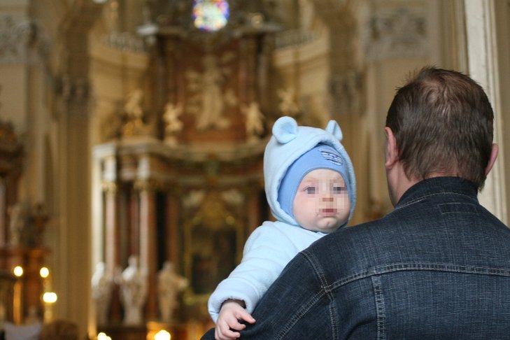 Rodzice chrzestni w diecezji płockiej muszą podpisać oświadczenie, że nie żyją w konkubinacie i chodzą na mszę świętą.
