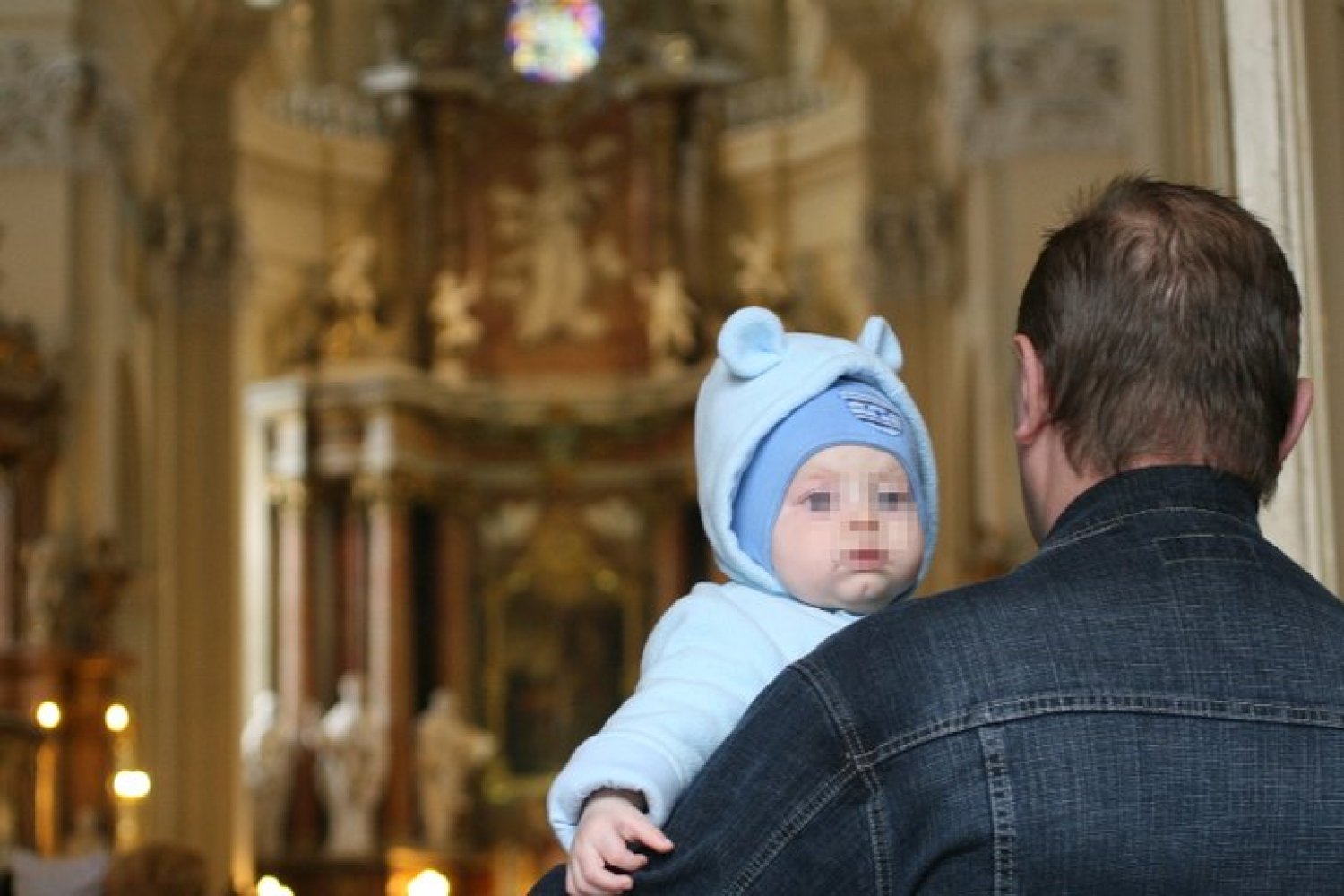 Rodzice chrzestni w diecezji płockiej muszą podpisać oświadczenie, że nie żyją w konkubinacie i chodzą na mszę świętą.