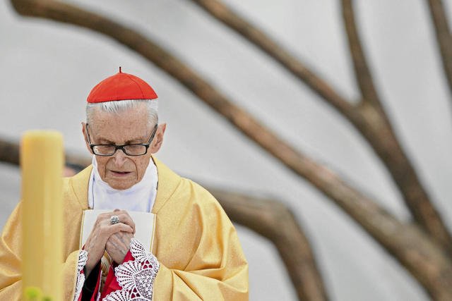 Kard. Franciszek Macharski upadł podczas spaceru, jego stan jest poważny.