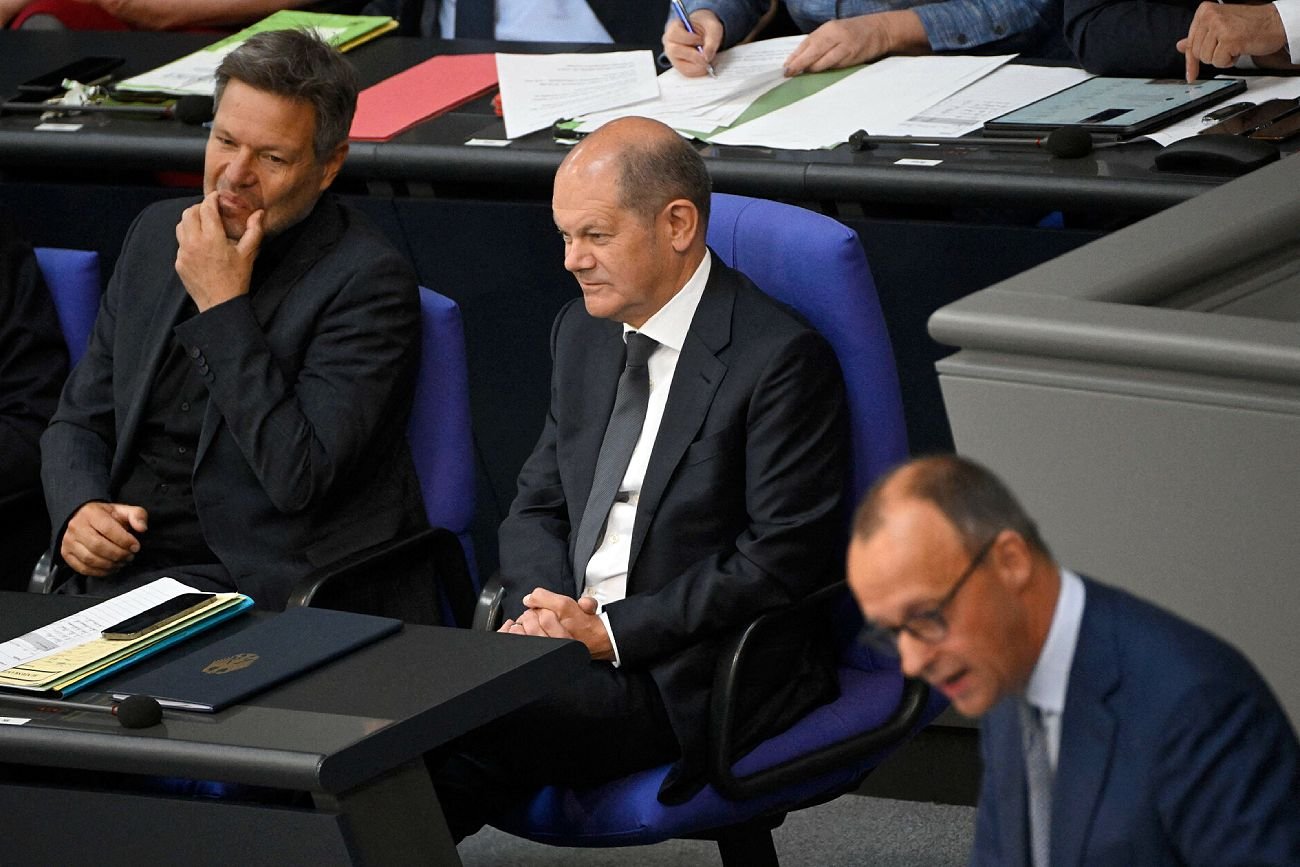 Kanclerz Niemiec Olaf Scholz z SPD w środku, po lewej wicekanclerz RFN Robert Habeck z Zielonych oraz po prawej szef CDU Friedrich Merz.