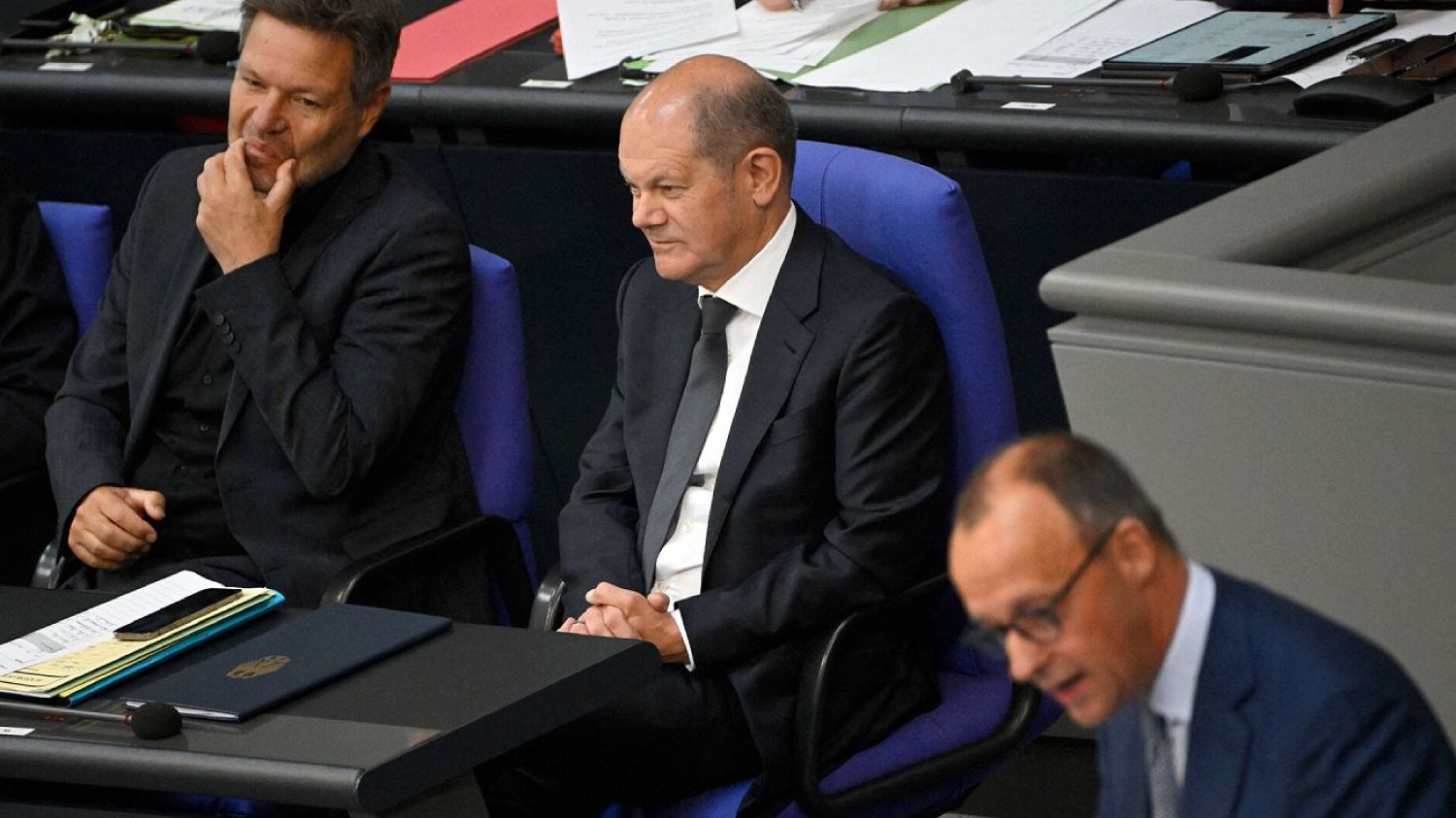 Kanclerz Niemiec Olaf Scholz z SPD w środku, po lewej wicekanclerz RFN Robert Habeck z Zielonych oraz po prawej szef CDU Friedrich Merz.