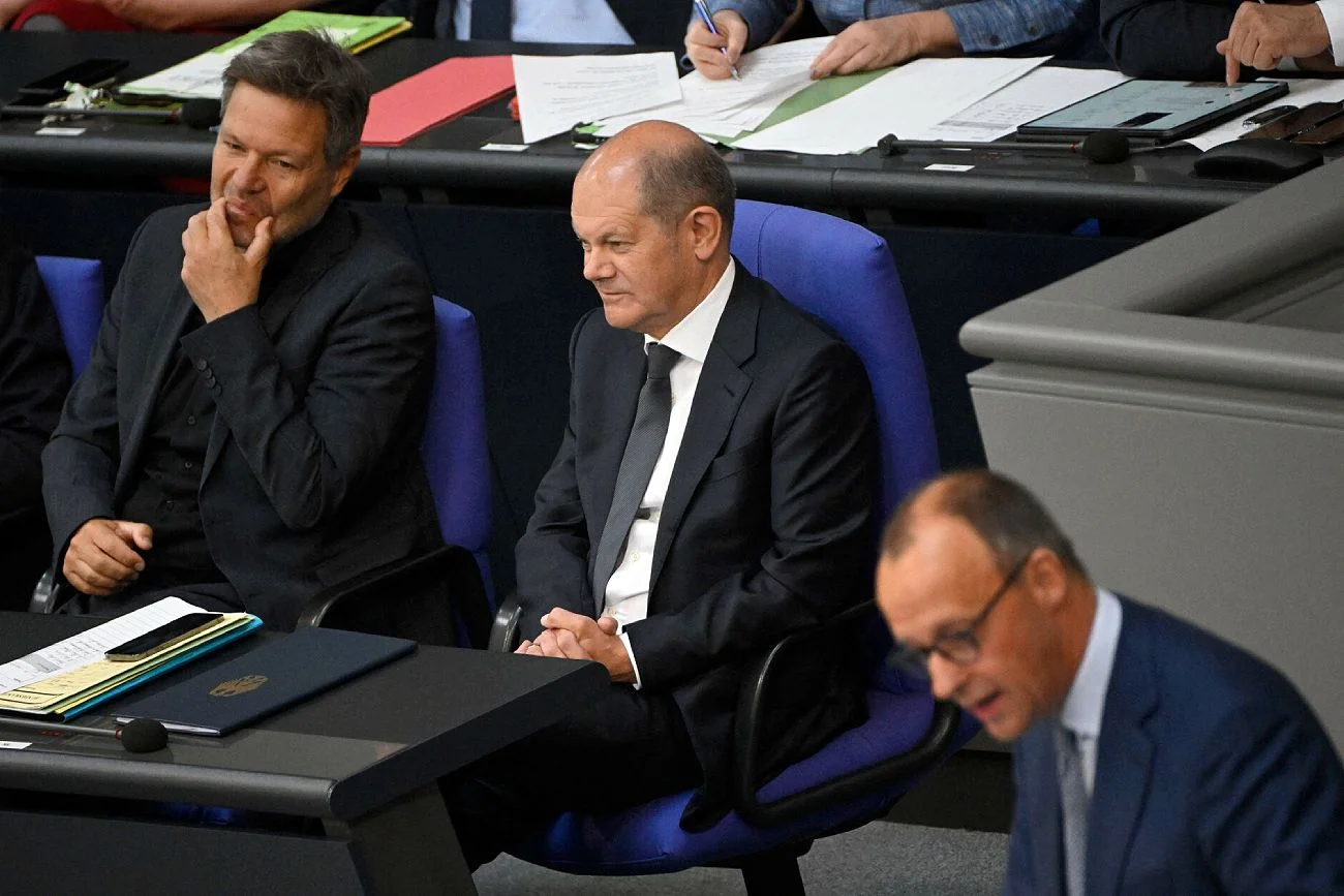 Kanclerz Niemiec Olaf Scholz z SPD w środku, po lewej wicekanclerz RFN Robert Habeck z Zielonych oraz po prawej szef CDU Friedrich Merz.