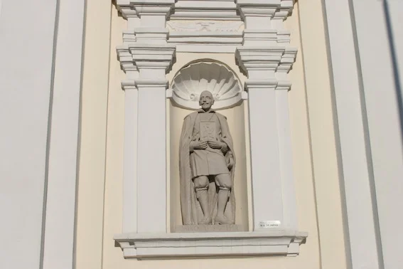 Nisze w fasadach kościołów zazwyczaj kryją postaci świętych patronów lub przynajmniej ewangelistów. Tu ich miejsca zajęli lokalni magnaci.