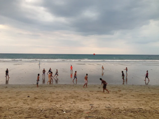 Smutna plaża na Bali.