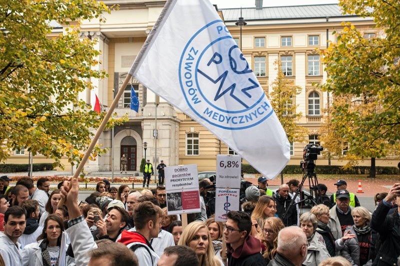 Opozycja założyła, że młodzi lekarze stoją po jej stronie. Oni dali do zrozumienia, że wcale nie jest im tak daleko do rządzących z PiS.
