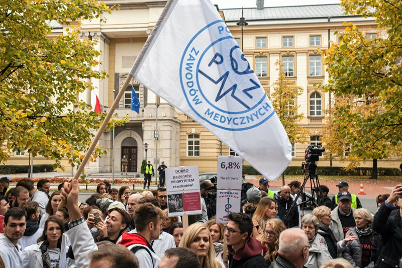 Opozycja założyła, że młodzi lekarze stoją po jej stronie. Oni dali do zrozumienia, że wcale nie jest im tak daleko do rządzących z PiS.