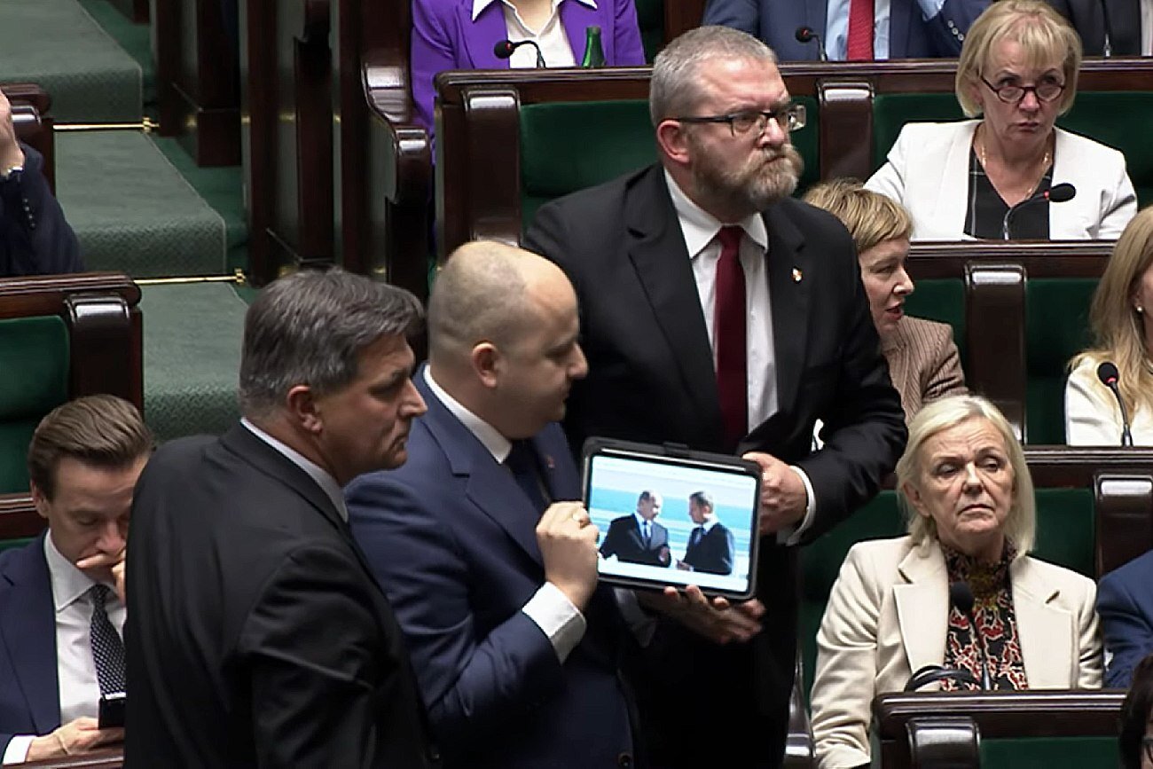 Dariusz Matecki z PiS szalał w Sejmie. Ziobrysta biegał po sali z tabletem.