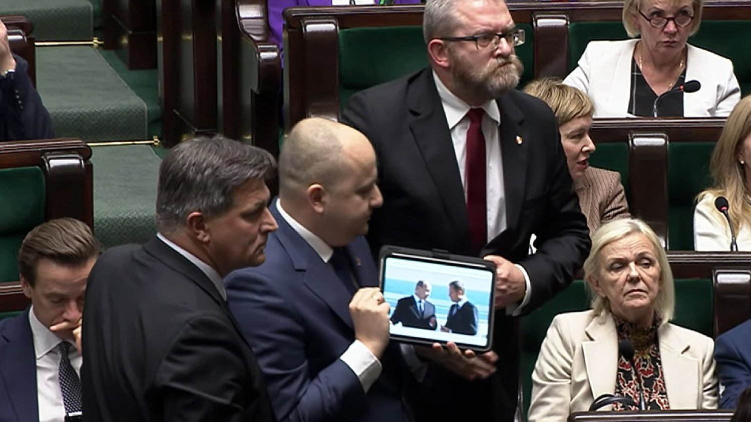 Dariusz Matecki z PiS szalał w Sejmie. Ziobrysta biegał po sali z tabletem.
