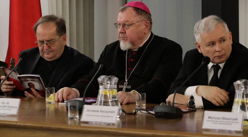 O. Rydzyk, bp Dydycz i prezes Kaczyński w Sejmie na konferencji naukowej zorganizowanej przez PiS "Dla Ciebie Polsko - Ojczyzno moja - Przemysław Gosiewski 1964- 2010 "