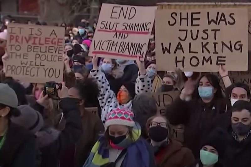 Policja brutalnie potraktowała uczestników manifestacji po śmierci Sary Everard.