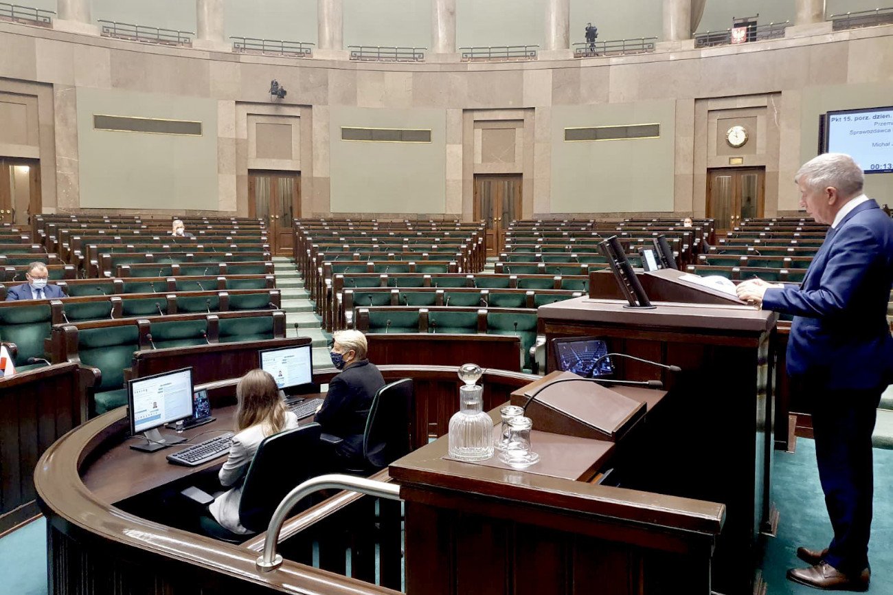 Pustki w Sejmie po stronie PiS podczas debaty o budowie muru na granicy z Białorusią.