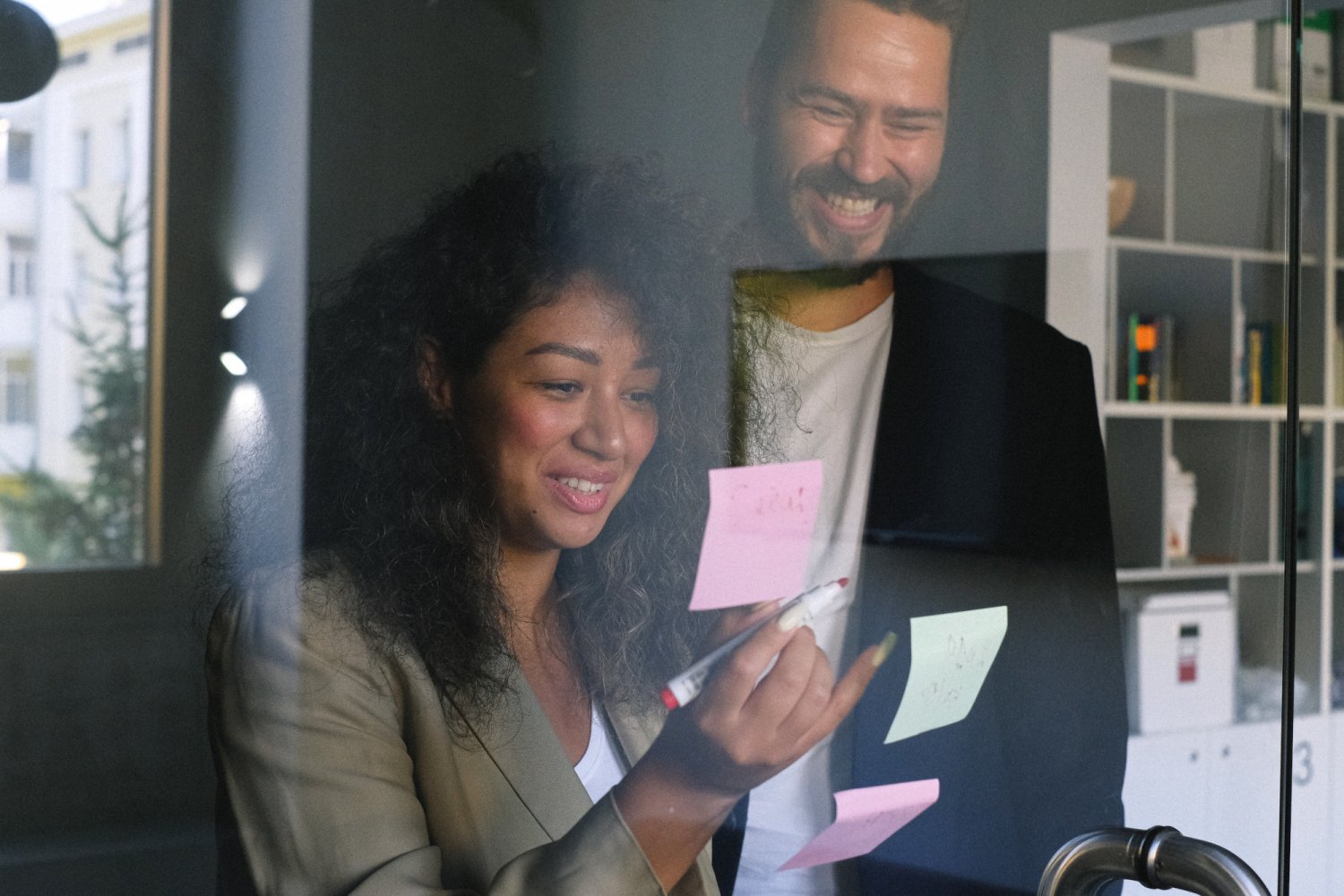 kobieta i mężczyzna rozmawiają ze soba w firmie