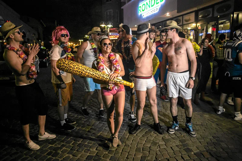 Zabawa na Monciaku przybiera różną formę. Tu Bieg Nagiej Mili.