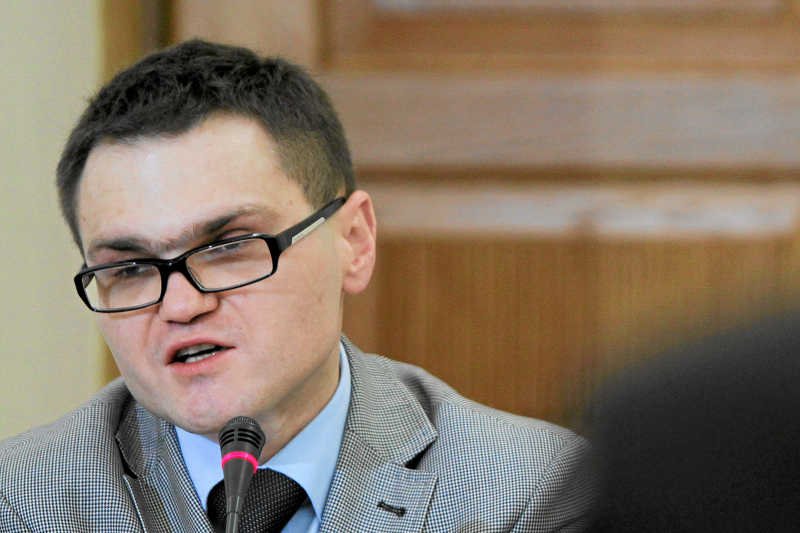 Rafał Rogalski przekonuje, że Antoni Macierewicz prowadzi zespół badający katastrofę smoleńska tylko po to, by zdobyć popularność.