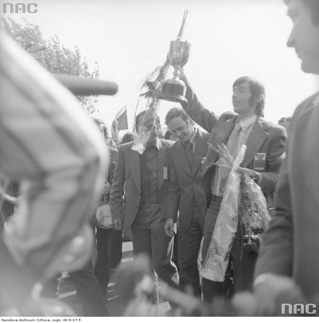 Kazimierz Deyna triumfuje po powrocie do kraju.