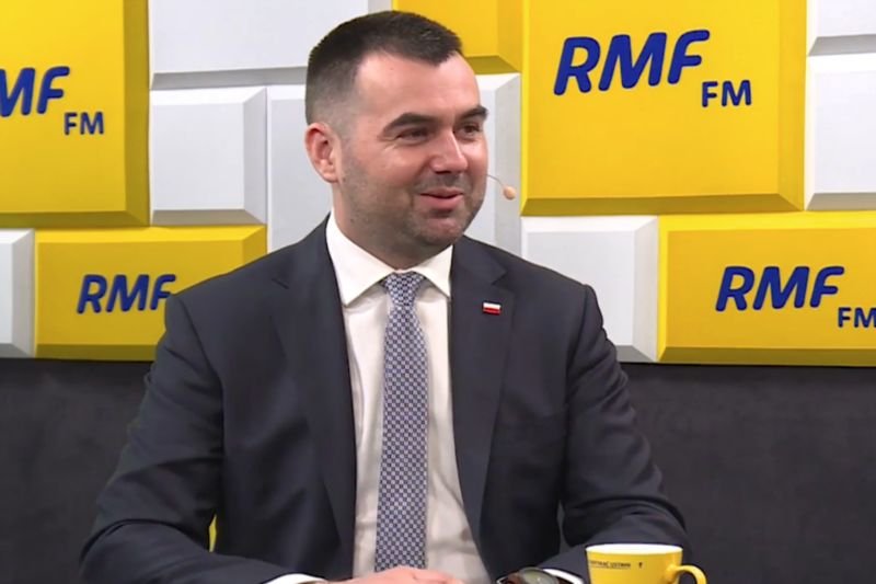 Błażej Spychalski miał problem z wytłumaczeniem co robi jego szef.