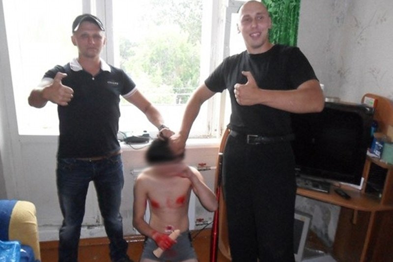 Rosyjscy neonaziści organizują spotkania, na których upokarzają gejów.