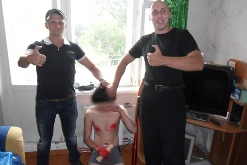 Rosyjscy neonaziści organizują spotkania, na których upokarzają gejów.