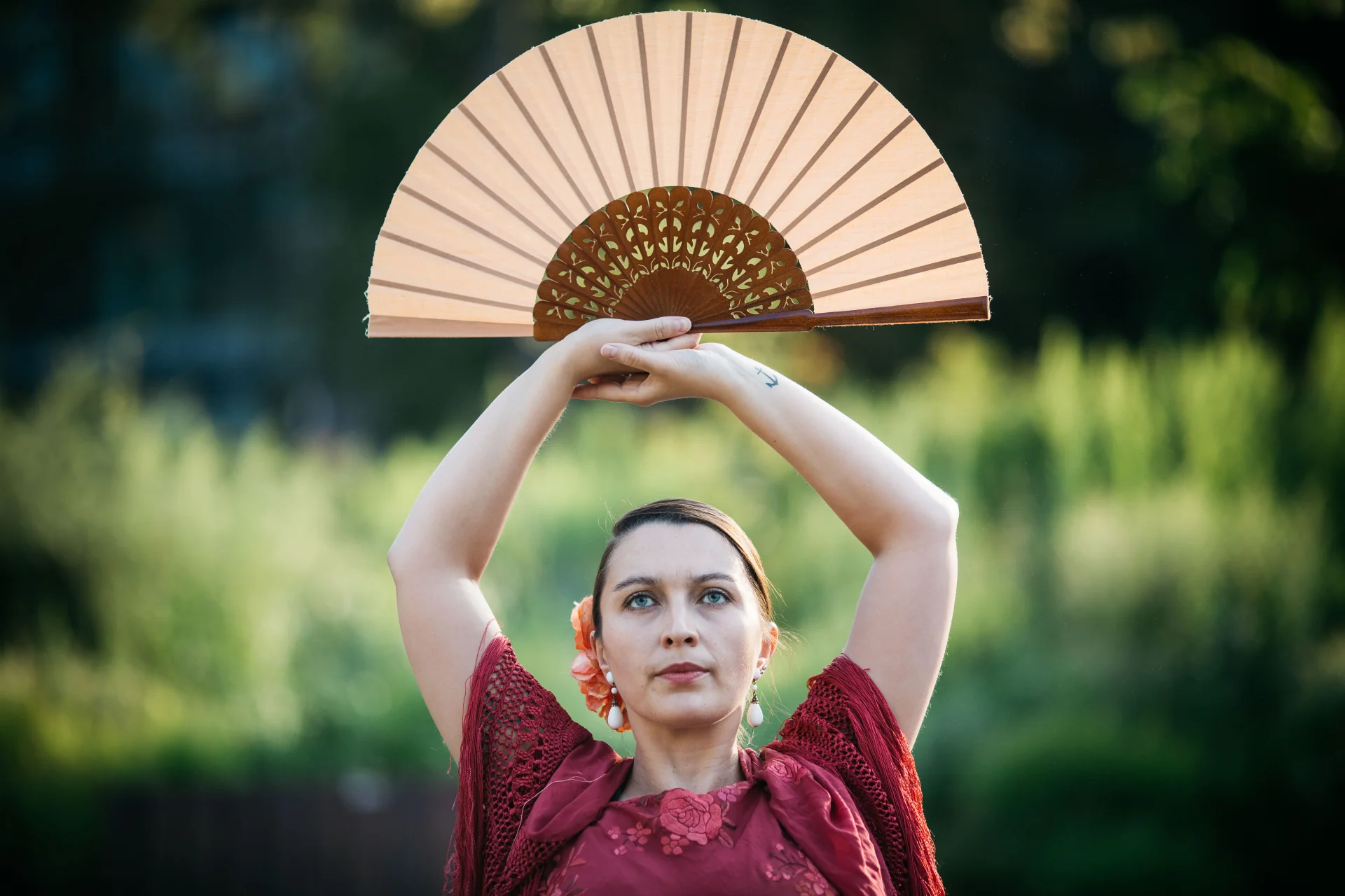 We flamenco niebagatelną rolę odgrywają rekwizyty, najczęściej wachlarz, chusta, kastaniety, ale też ozdobne treny niektórych sukni.
