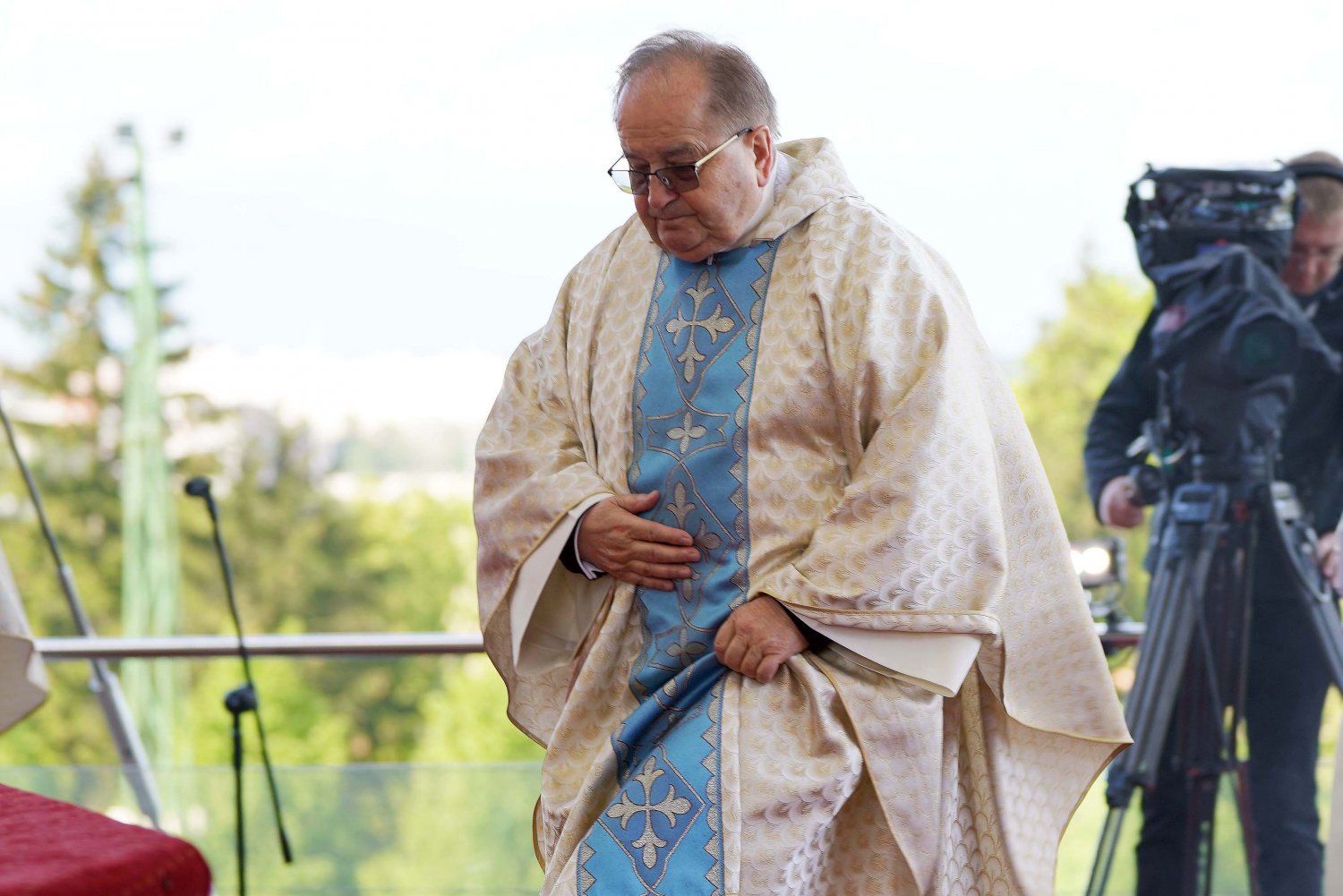 Ojciec-dyrektor nauczy religii w szkołach.