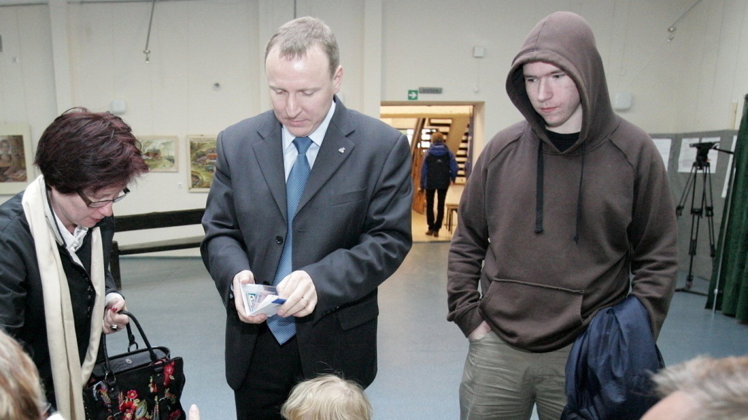 Tak wyglądał Zdzisław Antoni Kurski w 2009 roku, kiedy wraz z rodzicami Jackiem Kurskim i jego ówczesną żoną Moniką brał udział w głosowaniu w wyborach do europarlamentu w komisji wyborczej w Gietrzwałdzie. Miał wówczas 19 lat (teraz 29). Zdzisław Antoni Kurski w 2009 roku, kiedy w wieku 19 lat brał udział w głosowaniu do europarlamentu (wraz z rodzicami Jackiem i Moniką Kurskimi).