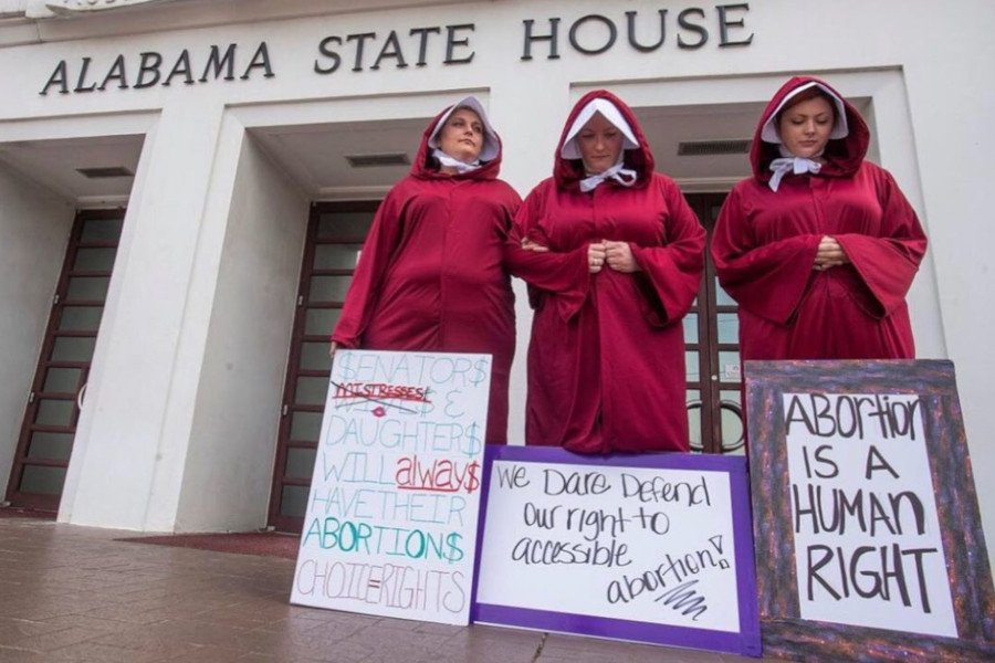 Decyzja senatu w Alabamie wywołała masowe protesty. Tutaj swój sprzeciw wyrażają kobiety przebrane za podręczne z serialu "Opowieść podręcznej"
