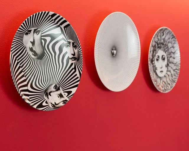 Piero Fornasetti otworzył swoją firmę w latach 60., przez ponad dwie dekady pracy do sprzedaży trafiło ponad 1000 talerzy ozdobionych grafikami jego autorstwa
