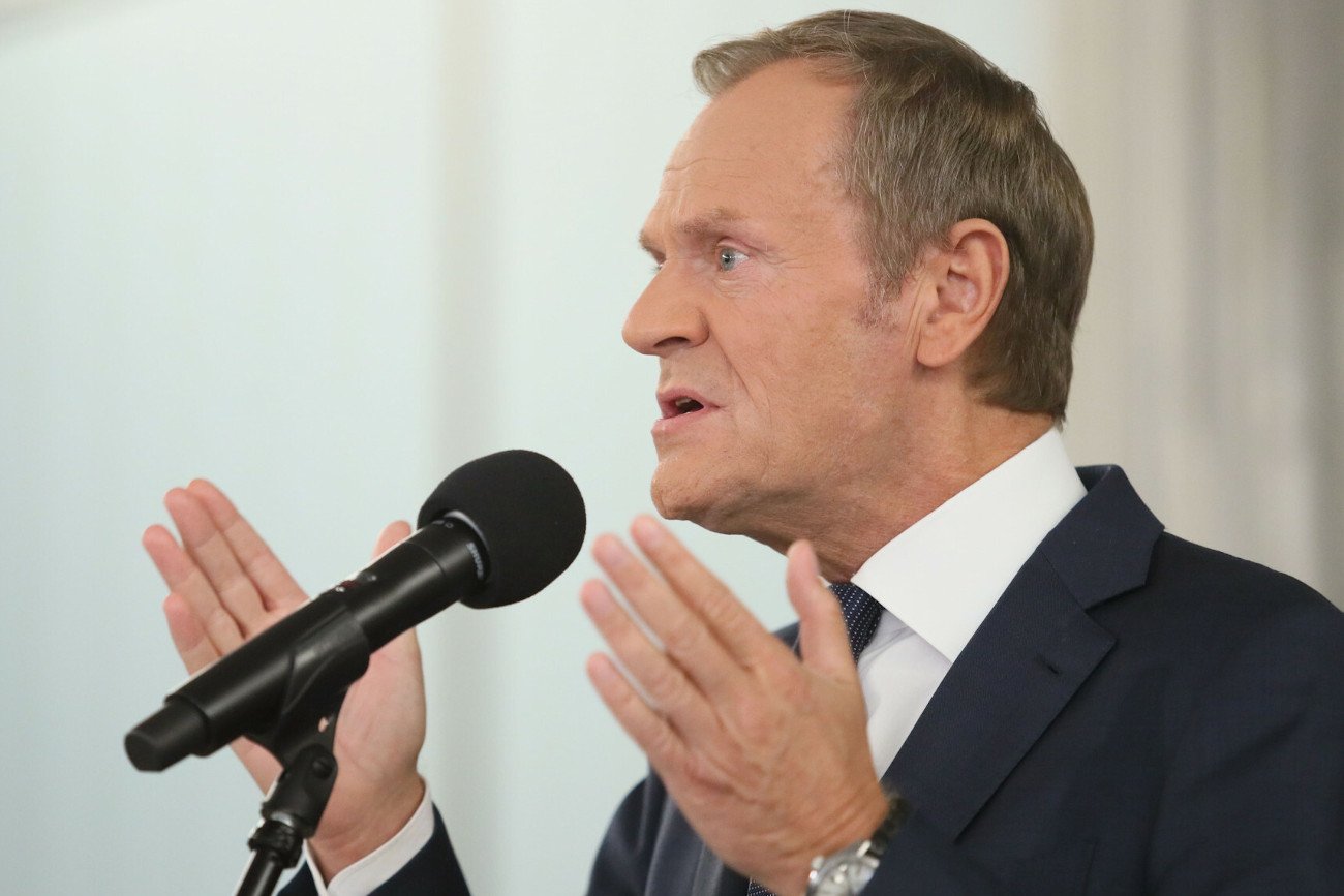 Szef PO Donald Tusk opublikował na Twitterze zdjęcie, na którym widać, jak prezydent Andrzej Duda, przedstawiciele duchowieństwa, a także politycy związani z PiS oglądają pokaz młodych tancerek.