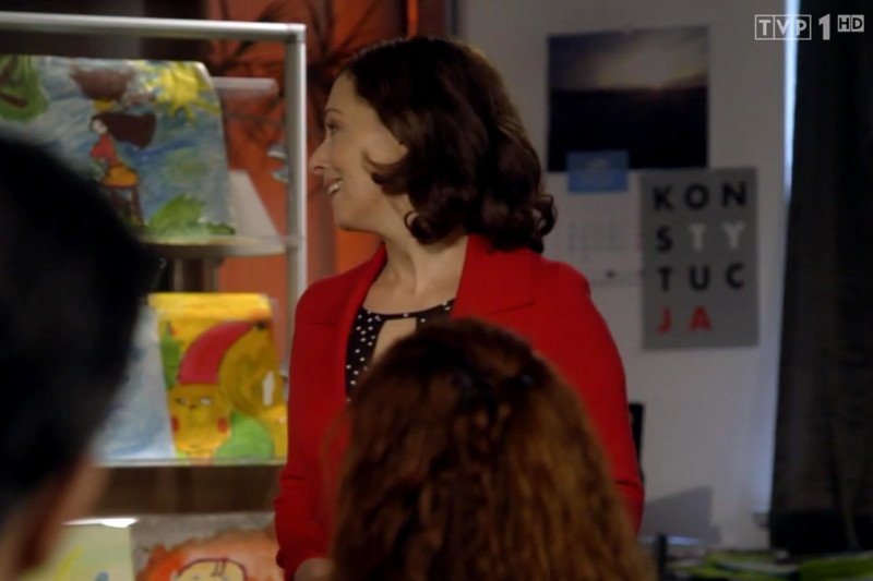 Czy to zaniedbanie scenarzystów czy celowe działanie? W jednym z odcinków serialu TVP "Leśniczówka" w kadrze pojawia się plakat obrońców demokracji.