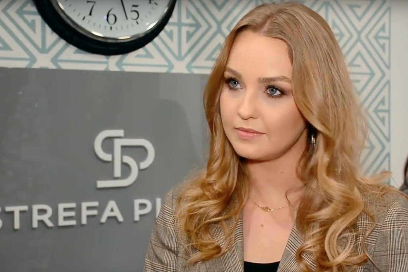 Justyna Śliwowska to dziennikarka TVP, której wizerunku użyto w spocie wyborczym o uchodźcach pt. Wybieram #BezpiecznySamorząd. Sąd postanowił o zakazie publikacji wizerunku Śliwowskiej w tym spocie na okres roku.