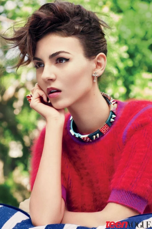 19letnia Victoria Justice w moherowym sweteku