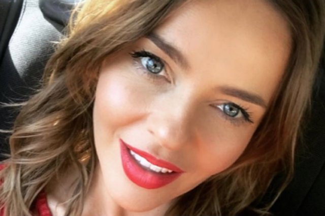 Edyta Herbuś zaprezentowała się w rocznicę powstania warszawskiego w kuszącej pozie.