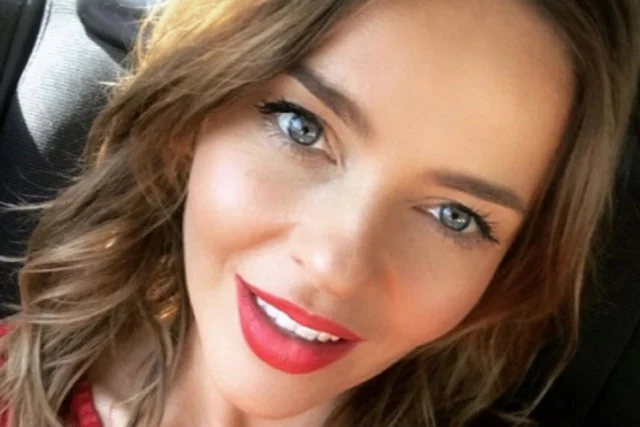 Edyta Herbuś zaprezentowała się w rocznicę powstania warszawskiego w kuszącej pozie.
